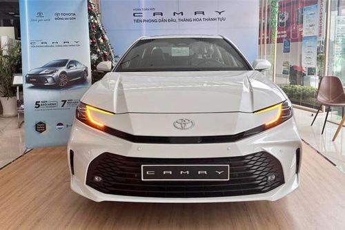 Tận mục Toyota Camry hoàn toàn mới bản 'rẻ nhất' tại đại lý