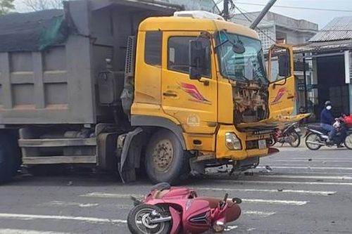 Bản tin TNGT 18/12: Xe máy bị hất văng sau va chạm với xe tải trên QL1A