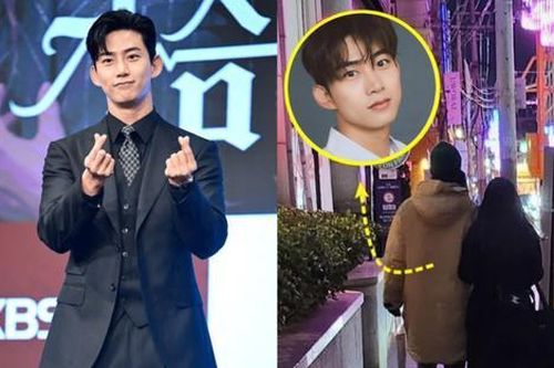 Nam ca sĩ đình đám showbiz được bắt gặp hẹn hò với bạn gái ở chốn đông người
