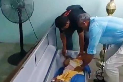 Cụ bà tỉnh dậy trong tang lễ của chính mình, qua đời sau 7 ngày chăm sóc đặc biệt
