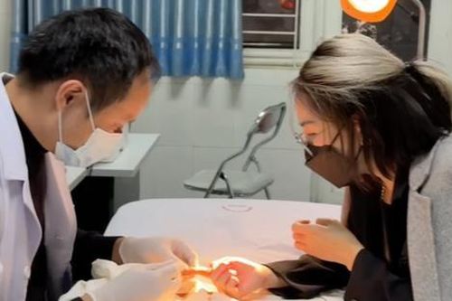 Nữ ca sĩ Việt gặp sự cố đầy đau đớn, tình trạng hiện ra sao?