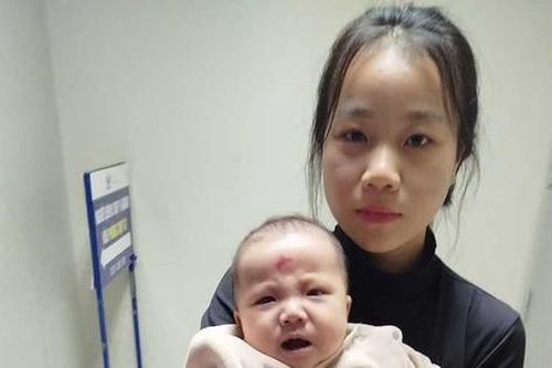 Hoàn cảnh éo le của mẹ đơn thân 18 tuổi sinh con mắc bệnh hiểm nghèo