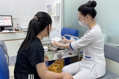 Xếp hàng tiêm vaccine phòng sốt xuất huyết