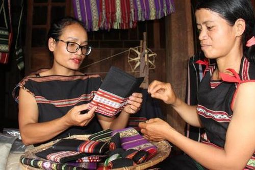 Phó Chủ tịch Hội LHPN xã mang văn hóa truyền thống đến gần du khách