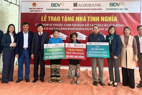 Các ngân hàng bàn giao nhà ở cho hộ nghèo ở huyện Như Xuân