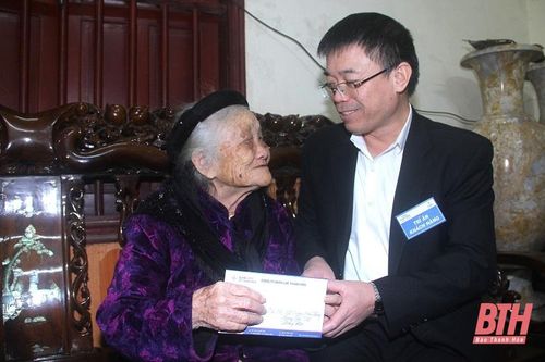 Công ty Điện lực Thanh Hóa thăm hỏi, tặng quà Mẹ Việt Nam anh hùng nhân 'Tháng tri ân khách hàng' năm 2024