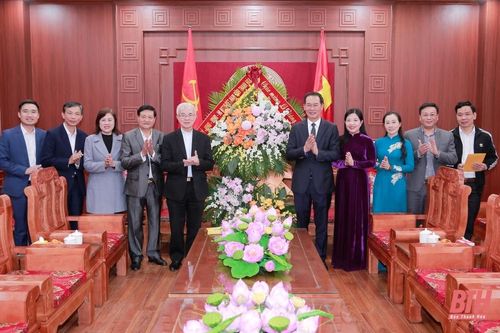 Phó Bí thư Tỉnh ủy Trịnh Tuấn Sinh chúc mừng Linh mục Trần Xuân Mạnh, giáo xứ Sầm Sơn