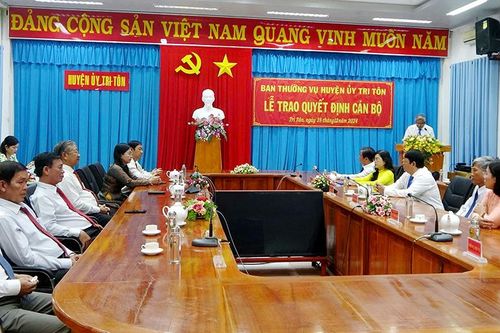 Tri Tôn trao quyết định 5 cán bộ lãnh đạo