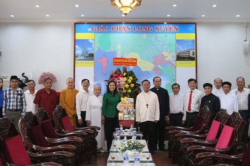 Chúc mừng Giáng sinh tại nhiều địa phương