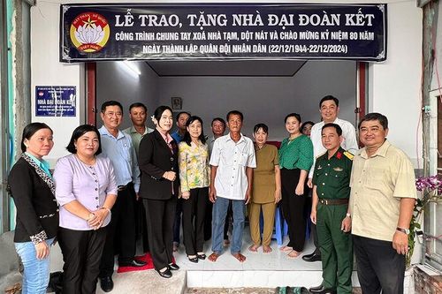 Bàn giao nhà cho gia đình chính sách
