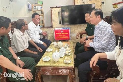 Chủ tịch UBND tỉnh thăm, tặng quà bà mẹ Việt Nam anh hùng và anh hùng lực lượng vũ trang nhân dân