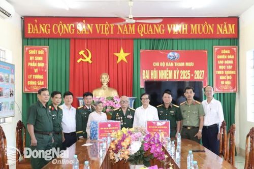 Phó chủ tịch UBND tỉnh Nguyễn Sơn Hùng thăm các bà mẹ Việt Nam anh hùng và anh hùng lực lượng vũ trang nhân dân