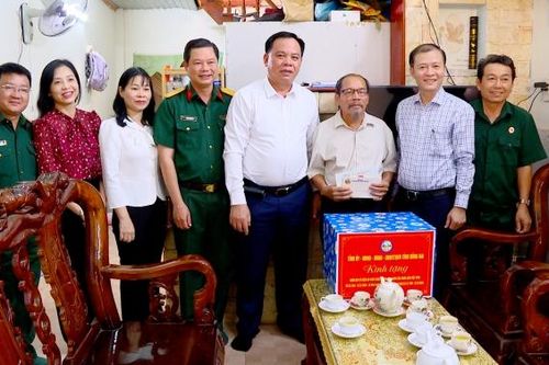 Chủ tịch UBND tỉnh thăm và tặng quà mẹ Việt Nam anh hùng và anh hùng lực lượng vũ trang tại Long Thành