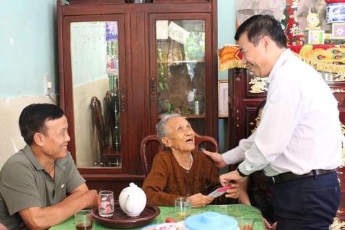 Chủ tịch UBND tỉnh Phạm Thiện Nghĩa thăm người có công