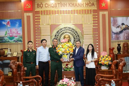 Đoàn công tác Ban Tuyên giáo Tỉnh ủy đến thăm, chúc mừng Bộ Chỉ huy Quân sự tỉnh