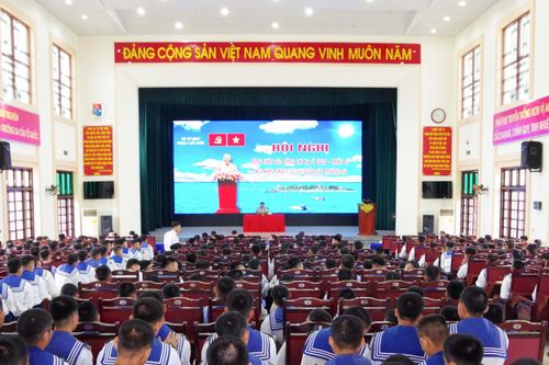 Gặp gỡ, động viên hạ sĩ quan, binh sĩ chuẩn bị ra công tác tại quần đảo Trường Sa