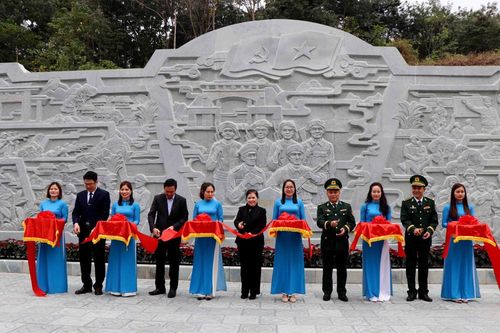 Khánh thành giai đoạn II Nhà bia ghi tên các anh hùng, liệt sĩ xã Ma Li Pho