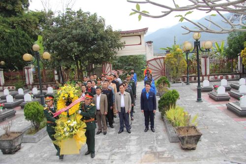 Viếng Nghĩa trang Liệt sỹ huyện nhân Kỷ niệm 80 năm ngày thành lập Quân đội nhân dân Việt Nam