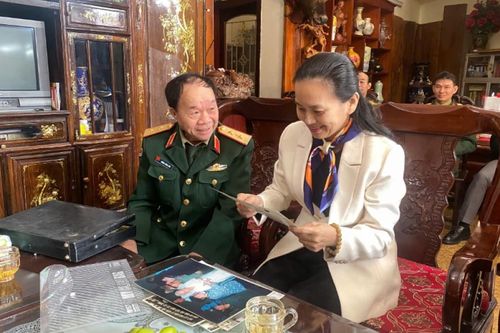 Lãnh đạo Thành ủy thăm, tặng quà các gia đình chính sách nhân dịp kỷ niệm 80 năm ngày thành lập Quân đội nhân dân Việt Nam