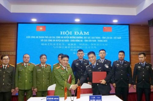 Công an 4 huyện, thành phố hội đàm với Cục Công an huyện Hà Khẩu, Vân Nam (Trung Quốc)