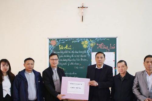 Phó Bí thư Tỉnh ủy Hoàng Giang thăm, chúc mừng giáng sinh chức sắc, giáo dân tiêu biểu tại Bảo Yên