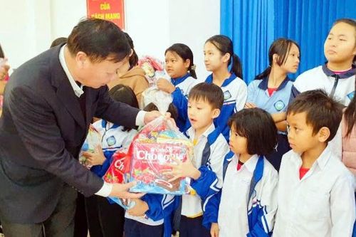 Trao tặng 600 phần quà Tết Dương lịch năm 2025 cho học sinh có hoàn cảnh khó khăn, trẻ em khuyết tật