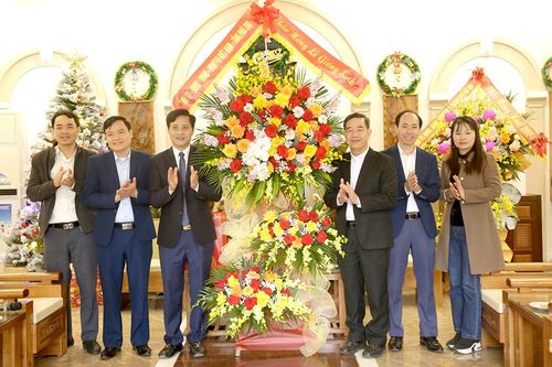 Thăm, tặng quà Giám mục Giáo phận Hưng Hóa và các linh mục trên địa bàn thành phố Việt Trì