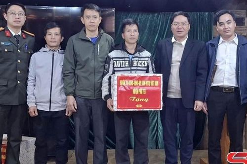 Ban Chỉ đạo công tác tôn giáo thăm, tặng quà nhân dịp Lễ Giáng Sinh 2024