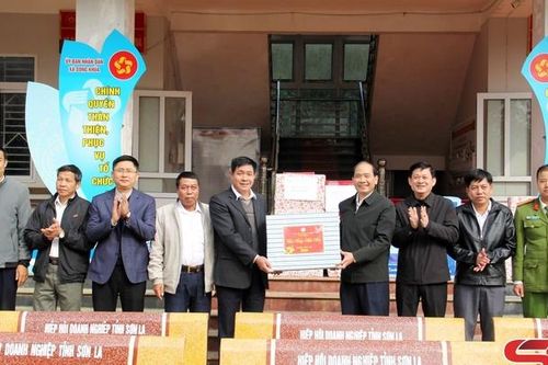 Hiệp hội Doanh nghiệp tỉnh thăm và tặng quà xã Song Khủa