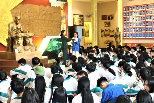 'Trông về Việt Bắc mà nuôi chí bền'