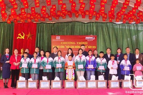 Trao 20 suất học bổng tặng học sinh có hoàn cảnh khó khăn