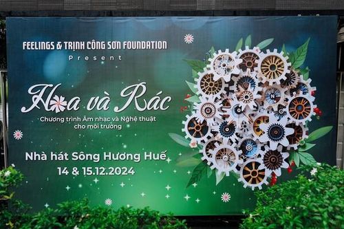 Hoa và Rác: Động lòng người dân xứ Huế