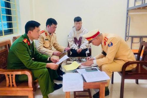 Xử lý nam thanh niên bốc đầu xe máy trên cầu Móng Sến