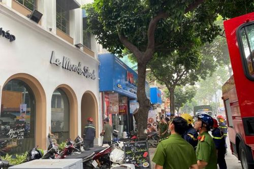 Nhà hàng 3 tầng bốc cháy, thực khách tháo chạy tán loạn