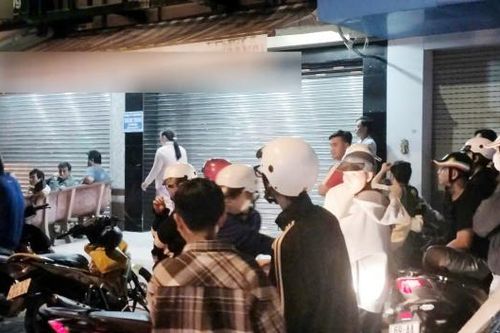 Công an khám xét một tiệm vàng ở Cà Mau