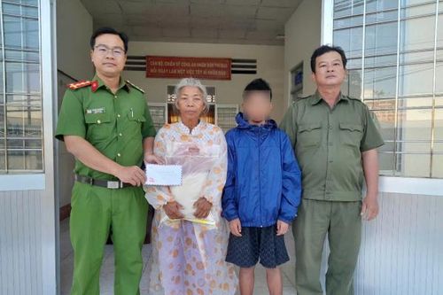 Công an xã hỗ trợ cháu bé đi lạc về với người thân