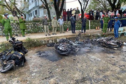 Bảy xe máy của học sinh để trong sân trường phát nổ cháy rụi