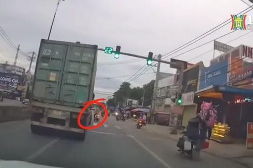 Người phụ nữ sang đường bất cẩn bị ô tô chèn ngã