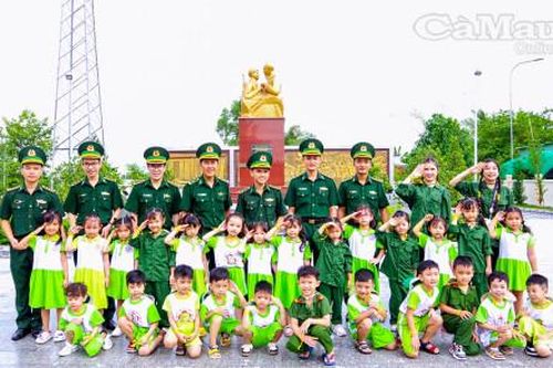 Chúng cháu yêu chú bộ đội