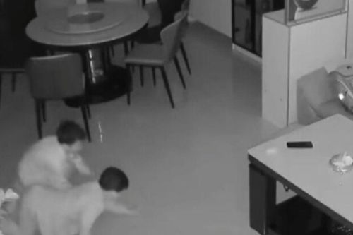 Kiểm tra camera trong nhà lúc sáng sớm, mẹ trẻ giật mình khi phát hiện 2 bóng người lén lút bò vào phòng khách
