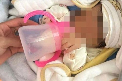 Cảnh tượng bé gái tuần tuổi bị bỏ rơi trong đêm giá lạnh khiến ai nhìn cũng xót xa