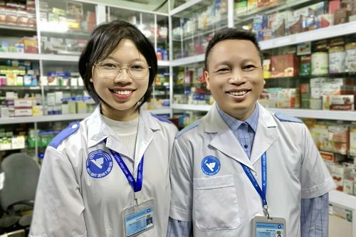 Bố và con - đôi bạn đồng môn đặc biệt của trường Y
