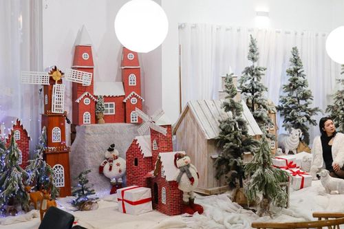 Quán cà phê chi hơn 250 triệu đồng trang trí Noel, khách nườm nượp đến ngắm
