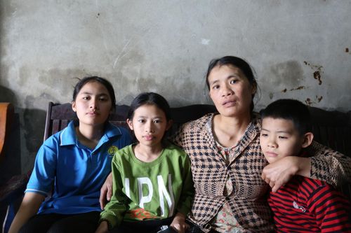 Mẹ bị chất độc da cam nuôi 3 con nhỏ trong căn nhà chờ sập