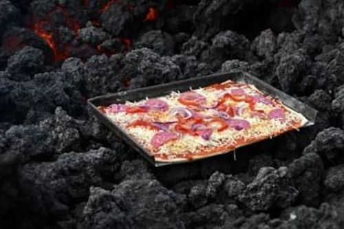 Món bánh pizza nguy hiểm nhất thế giới nướng bằng dung nham ngay miệng núi lửa