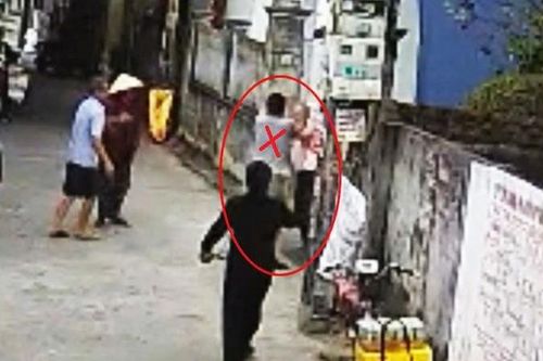 Cụ ông thương binh 82 tuổi bị gã đàn ông cùng thôn đánh, hành hung