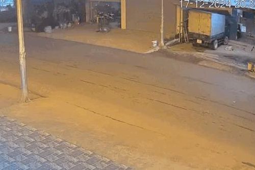 Hoảng hồn cảnh xe máy chạy ngược chiều, đấu đầu ô tô ở Hòa Bình