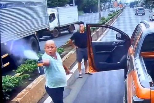 Bắt tạm giam đối tượng cầm gậy sắt, bình xịt hơi cay đe dọa tài xế xe tải