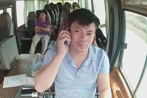 Tước GPLX của 3 tài xế vừa lái xe khách vừa dùng điện thoại ở Phú Thọ