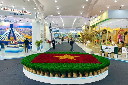 Trải nghiệm khu trưng bày thành tựu xây dựng Lực lượng vũ trang nhân dân, xây dựng nền Quốc phòng toàn dân